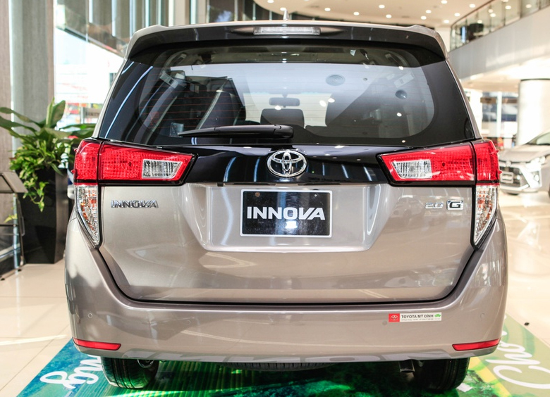 Đuôi xe Toyota Innova G 2021 với thiết kế vuông vắn.jpeg