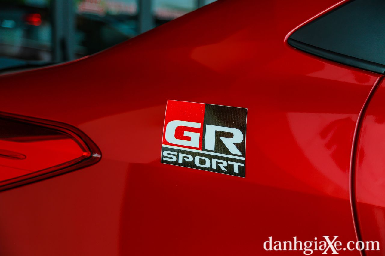 Logo GR-S nhấn mạnh phiên bản thể thao khác biệt Toyota Vios GR-S mới