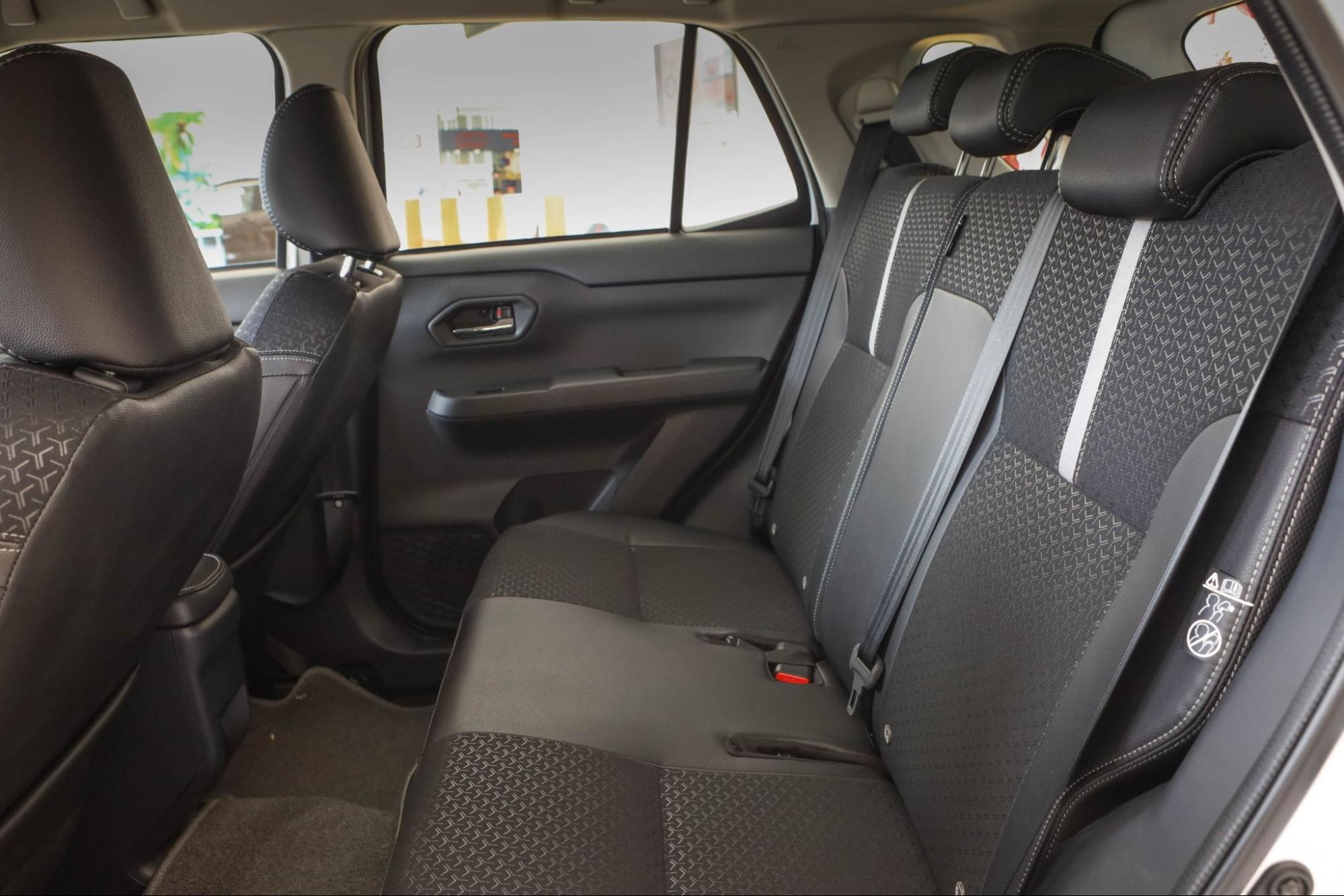 Toyota Raize 2023 cung cấp không gian rộng rãi với khoảng cách giữa 2 hàng ghế lên đến 900 mm