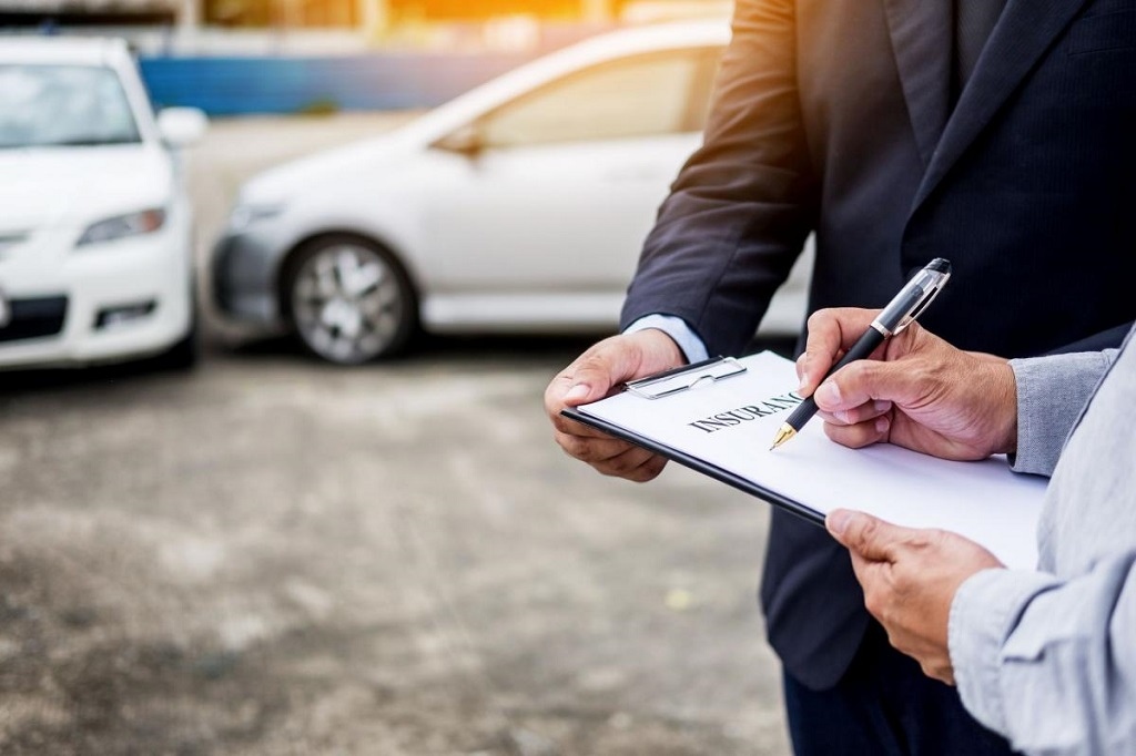 Khi bán xe, bạn cần chuẩn bị đầy đủ các giấy tờ liên quan