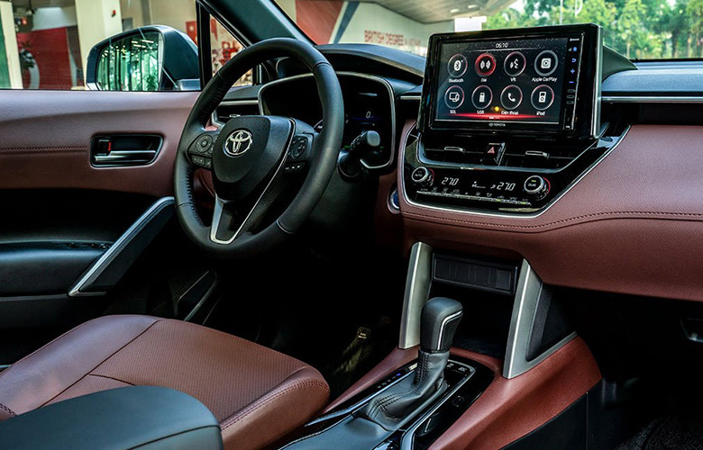 Các tiện nghi của nội thất Toyota Corolla Cross 1.8G được trang bị khá đầy đủ và hiện đại.jpg
