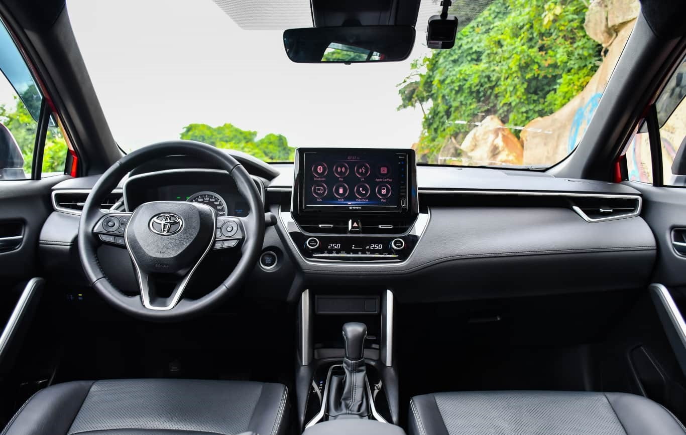 Nội thất Toyota Corolla Cross Hybrid 2022 nói riêng và Corolla Cross nói chung được đánh giá là rộng rãi hàng đầu phân khúc.jpg