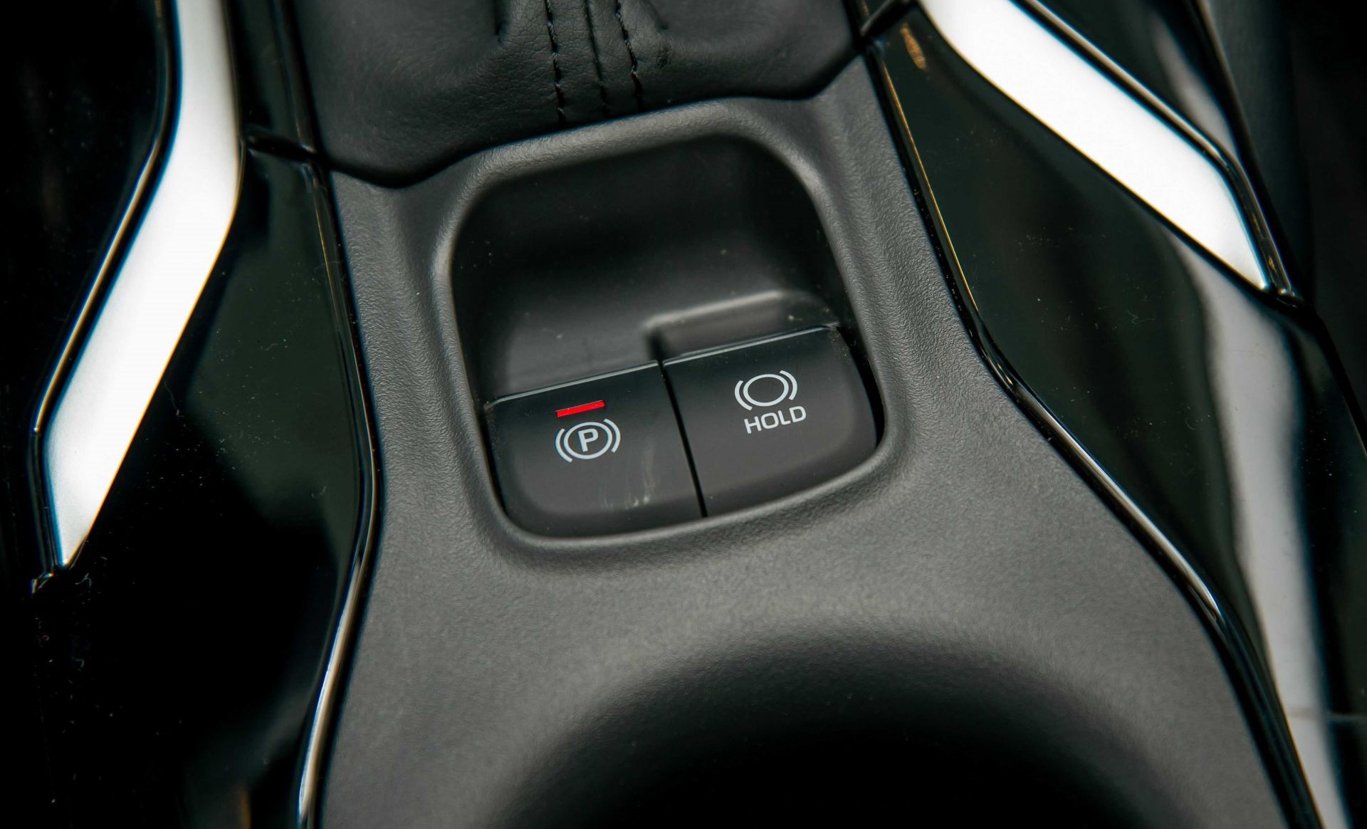 Phanh tay điện tử và chức năng giữ phanh Auto Hold trên Toyota Altis