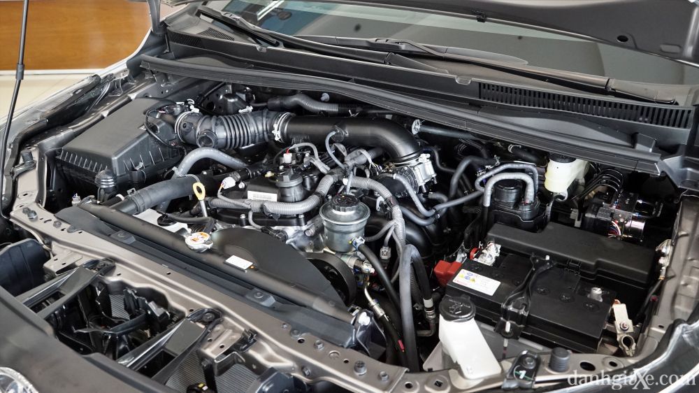 Toyota Innova trang bị động cơ xăng 1TR-FE bền bỉ, tiết kiệm.